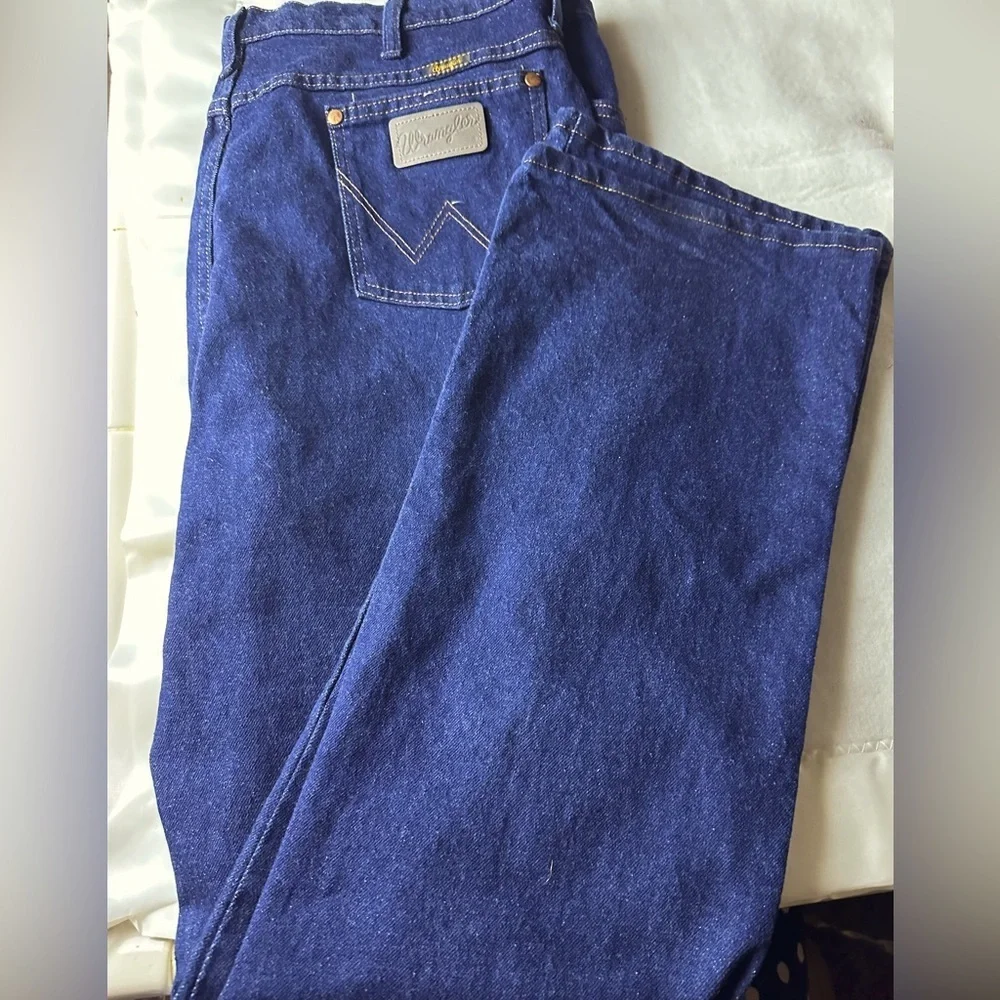 , wrangler, 42x32, 98% cotton, 2% spandex.